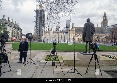 Les journalistes et les diffuseurs filmant en dehors des chambres du Parlement en tant que députés débattent et votent sur l'accord commercial UE-Royaume-Uni après le Brexit, le 30 décembre 2020 . Banque D'Images