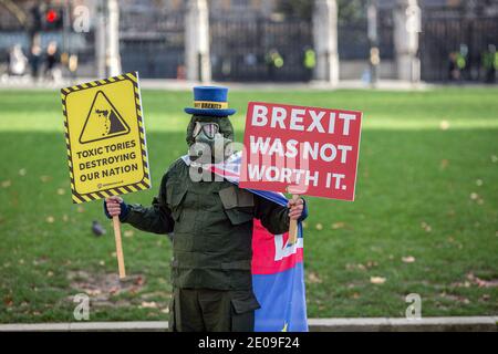 Le démonstrateur pro-européen Steve Bray proteste devant les chambres du Parlement alors que les députés débattent et votent sur l'accord commercial post-Brexit entre le Royaume-Uni et l'UE, le 30 décembre 2020 Banque D'Images