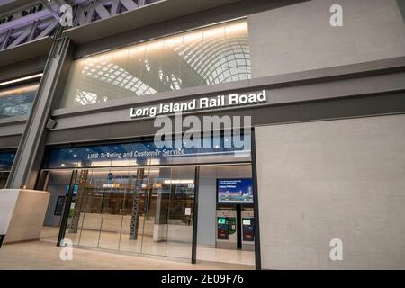 New York, États-Unis. 30 décembre 2020. Vue de l'intérieur de la salle de train Moynihan à New York le 30 décembre 2020 lors de l'annonce de l'ouverture officielle par le gouverneur Andrew Cuomo. Le hall a été nommé d'après le regretté sénateur américain Daniel Patrick Moynihan qui voulait transformer l'ancien bâtiment de poste en centre de transport. (Photo de Lev Radin/Sipa USA) crédit: SIPA USA/Alay Live News Banque D'Images