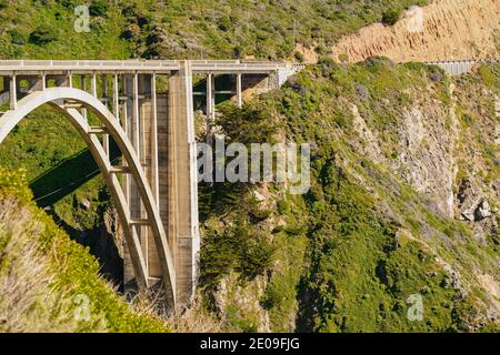 Bixby Creek Bridge, également connu sous le nom de Bixby Canyon Bridge, sur la côte de Big Sur, en Californie. Banque D'Images