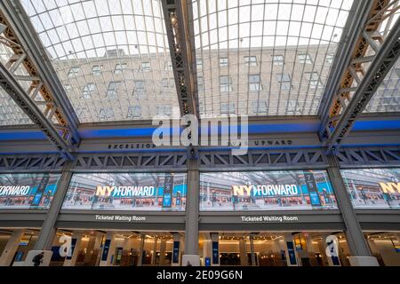 New York, NY - 30 décembre 2020 : vue de l'intérieur de la salle de train Moynihan lors de l'annonce de l'ouverture officielle par le gouverneur Andrew Cuomo Banque D'Images