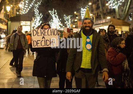 Barcelone, Catalogne, Espagne. 30 décembre 2020. Le manifestant est vu avec un écriteau qui indique le droit de décider.les négationnistes du coronavirus effectuent une marche dans les rues de Barcelone, intitulée ''le parti à la fin de l'année trompeuse'' pour célébrer la fin de 2020. Credit: Thiago Prudencio/DAX/ZUMA Wire/Alay Live News Banque D'Images