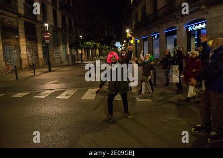 Barcelone, Catalogne, Espagne. 30 décembre 2020. La perruque du protster est vue danser.les déniteurs du coronavirus effectuent une marche dans les rues de Barcelone, intitulée ''Party at the end of the induire en erreur'' pour célébrer la fin de l'année 2020. Credit: Thiago Prudencio/DAX/ZUMA Wire/Alay Live News Banque D'Images