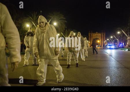 Barcelone, Catalogne, Espagne. 30 décembre 2020. La performance des négationnistes est réalisée.les déniteurs du coronavirus effectuent une marche dans les rues de Barcelone, intitulée ''Fête à la fin de l'année trompeuse'' pour célébrer la fin de 2020. Credit: Thiago Prudencio/DAX/ZUMA Wire/Alay Live News Banque D'Images