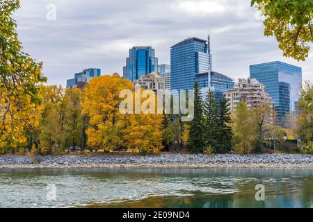 Parc de Prince's Island, paysage de feuillage d'automne. Rive de la rivière Bow, centre-ville de Calgary, Alberta, Canada. Banque D'Images