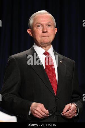 Le sénateur Jeff sessions, un républicain de l'Alabama, écoute pendant le déjeuner national de prière à Washington, DC, USA, le 2 février 2012. Photo de Chris Kleponis/Pool/ABACAPRESS.COM Banque D'Images