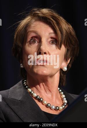 Nancy Pelosi, chef de la Chambre minoritaire, parle au déjeuner national de prière à Washington, DC, USA, le 2 février 2012. Photo de Chris Kleponis/Pool/ABACAPRESS.COM Banque D'Images