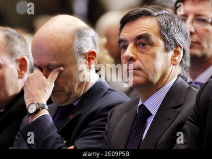 Le ministre français des Affaires étrangères et maire de Bordeaux, Alain Juppe le Premier ministre français, François Fillon, est photographié lors d'une réunion sur le campus universitaire de Bordeaux, en France, le 3 février 2012. Photo de Patrick Bernard/ABACAPRESS.COM Banque D'Images