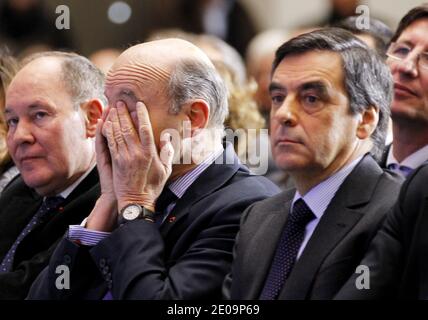 Le ministre français des Affaires étrangères et maire de Bordeaux, Alain Juppe le Premier ministre français, François Fillon, est photographié lors d'une réunion sur le campus universitaire de Bordeaux, en France, le 3 février 2012. Photo de Patrick Bernard/ABACAPRESS.COM Banque D'Images