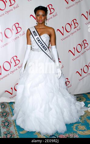 Mlle Universe Leila Lopes participe au 57e bal annuel de l'Opéra viennois au Waldorf-Astoria à New York City, NY, USA, le 3 février 2012. Photo de Donna Ward/ABACAPRESS.COM Banque D'Images