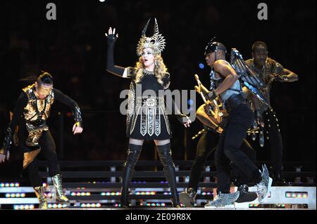 Madonna se produit lors du spectacle de la demi-journée du Superbowl XLVI au stade Lucas Oil à Indianapolis, Indiana, le 05 février 2012. Photo de Lionel Hahn/ABACAPRESS.COM Banque D'Images