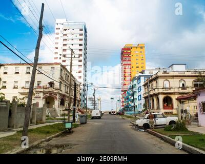 Des immeubles colorés et des maisons de style espagnol dans la banlieue de la Havane, Cuba Banque D'Images