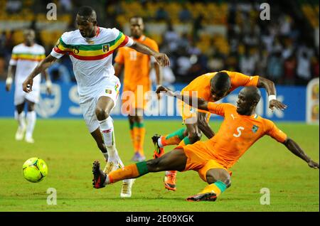 So Samba du Mali et Didier Zokora de Côte d'Ivoire lors de la coupe d'Afrique des Nations 2012, semi-finale, Mali contre Côte d'Ivoire au stade de l'amitie à Libreville, Gabon, le 8 février 2012. La Côte d'Ivoire a gagné 1-0. Photo par ABACXAPRESS.COM Banque D'Images