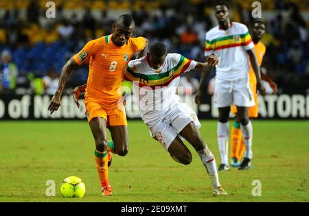 L'ÉDT samba du Mali et Salomon Kalou de Côte d'Ivoire lors de la coupe d'Afrique des Nations 2012, semi-finale, Mali contre Côte d'Ivoire au stade de l'amitie à Libreville, Gabon, le 8 février 2012. La Côte d'Ivoire a gagné 1-0. Photo par ABACXAPRESS.COM Banque D'Images