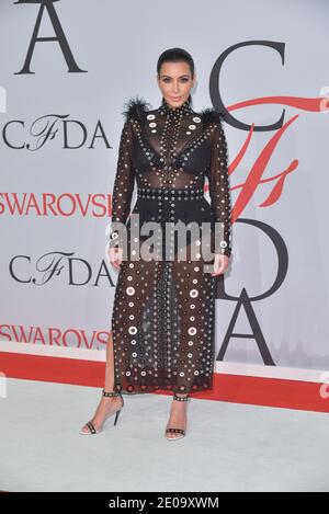 Kim Kardashian pose sur la marche des gagnants aux Prix de mode 2015 de la CFDA à Alice Tully Hall au Lincoln Center le 1er juin 2015 à New York. Banque D'Images