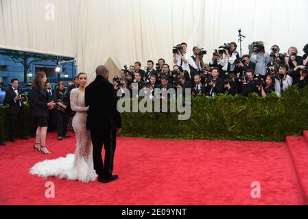 Kim Kardashian et Kanye West arrivent au Metropolitan en 2015 Musée d'Art's Costume Institute Gala bénéfice en l'honneur de Les musées la dernière exposition C Banque D'Images