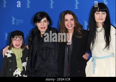 La directrice Teona Strugar Mitevska et les actrices Victoria Abril et Labina Mitevska assistent à la séance photo « la femme qui a balayé ses larmes » pour le 62e Festival international du film de Berlin, à Berlin, en Allemagne, du 10 au 24 février 2012. La 62e Berlinale a lieu du 09 au 19 février. Photo d'Aurore Marechal/ABACAPRESS.COM Banque D'Images