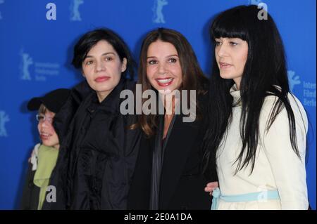 La directrice Teona Strugar Mitevska et les actrices Victoria Abril et Labina Mitevska assistent à la séance photo « la femme qui a balayé ses larmes » pour le 62e Festival international du film de Berlin, à Berlin, en Allemagne, du 10 au 24 février 2012. La 62e Berlinale a lieu du 09 au 19 février. Photo d'Aurore Marechal/ABACAPRESS.COM Banque D'Images