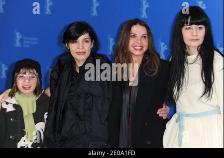 La directrice Teona Strugar Mitevska et les actrices Victoria Abril et Labina Mitevska assistent à la séance photo « la femme qui a balayé ses larmes » pour le 62e Festival international du film de Berlin, à Berlin, en Allemagne, du 10 au 24 février 2012. La 62e Berlinale a lieu du 09 au 19 février. Photo d'Aurore Marechal/ABACAPRESS.COM Banque D'Images