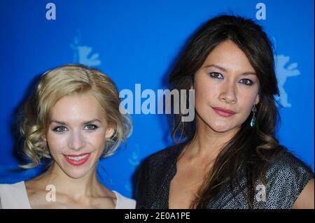 Les actrices Julia Dietze et Peta Sergent assistent à la photo « Iron Sky » pour le 62e Festival international du film de Berlin, à Berlin, en Allemagne, du 11 au 24 février 2012. La 62e Berlinale a lieu du 09 au 19 février. Photo d'Aurore Marechal/ABACAPRESS.COM Banque D'Images