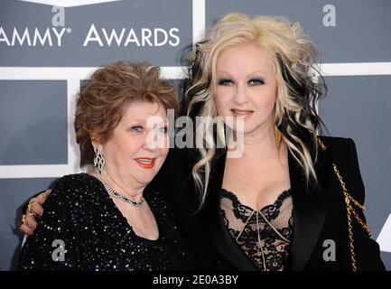 Cyndi Lauper et Catrine Dominique (à gauche) arrivent aux 54ème Grammy Awards annuels qui se tiennent au Staples Center de Los Angeles, CA, Etats-Unis, le 12 février 2012. Photo de Lionel Hahn/ABACAPRESS.COM Banque D'Images