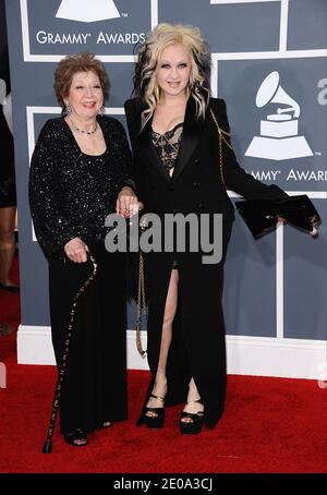 Cyndi Lauper et Catrine Dominique (à gauche) arrivent aux 54ème Grammy Awards annuels qui se tiennent au Staples Center de Los Angeles, CA, Etats-Unis, le 12 février 2012. Photo de Lionel Hahn/ABACAPRESS.COM Banque D'Images