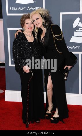 Cyndi Lauper et Catrine Dominique (à gauche) arrivent aux 54ème Grammy Awards annuels qui se tiennent au Staples Center de Los Angeles, CA, Etats-Unis, le 12 février 2012. Photo de Lionel Hahn/ABACAPRESS.COM Banque D'Images