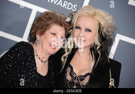 Cyndi Lauper et Catrine Dominique (à gauche) arrivent aux 54ème Grammy Awards annuels qui se tiennent au Staples Center de Los Angeles, CA, Etats-Unis, le 12 février 2012. Photo de Lionel Hahn/ABACAPRESS.COM Banque D'Images