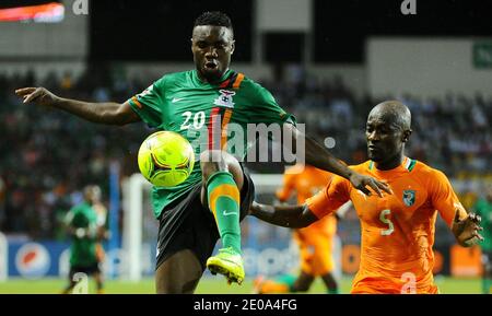 Emmanuel Mayuka en Zambie et Didier Zokora en Côte d'Ivoire lors de la finale de football de la coupe africaine des nations 2012, la Zambie contre la Côte d'Ivoire à Libreville, Gabon, le 12 février 2012. Photo par ABACAPRESS.COM Banque D'Images