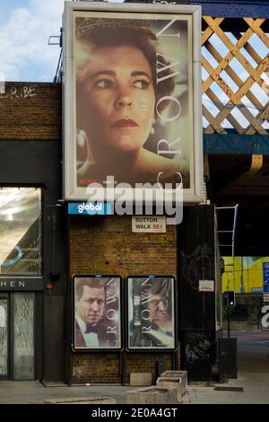 La saison 4 de la Couronne a été annoncée sur panneau d'affichage avec portrait de Olivia Coleman et Tobias Menzies Banque D'Images