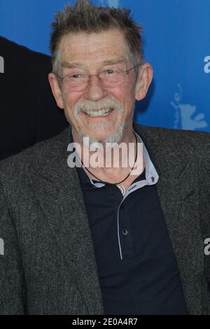 L'acteur John Hurt assiste à la séance photo « voiture de Jayne Mansfield » au cours de la cinquième journée du 62e Festival international du film de Berlin au Grand Hyatt de Berlin, en Allemagne, le 13 février 2012. Photo par Olivier Vigerie/ABACAPRESS.COM Banque D'Images