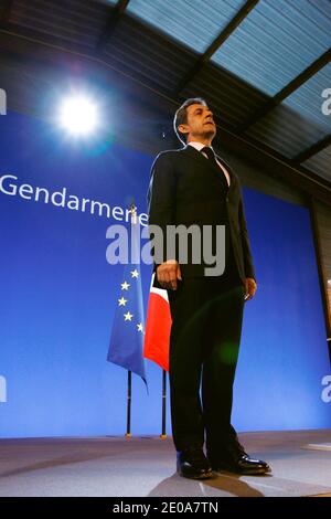 Le président français Nicolas Sarkozy chante la "marseillaise" après avoir prononcé un discours lors de l'inauguration du nouveau siège de la gendarmerie nationale à Issy-les-Moulineaux, près de Paris, en France, le 13 février 2012. Photo de Ludovic/Pool/ABACAPRESS.COM Banque D'Images