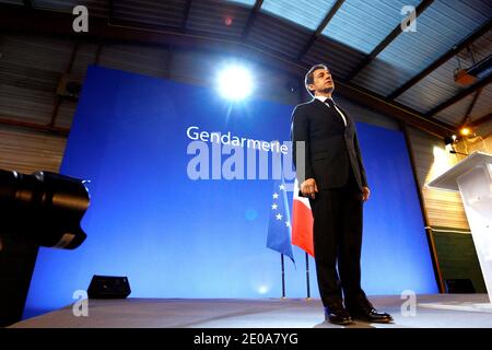 Le président français Nicolas Sarkozy chante la "marseillaise" après avoir prononcé un discours lors de l'inauguration du nouveau siège de la gendarmerie nationale à Issy-les-Moulineaux, près de Paris, en France, le 13 février 2012. Photo de Ludovic/Pool/ABACAPRESS.COM Banque D'Images