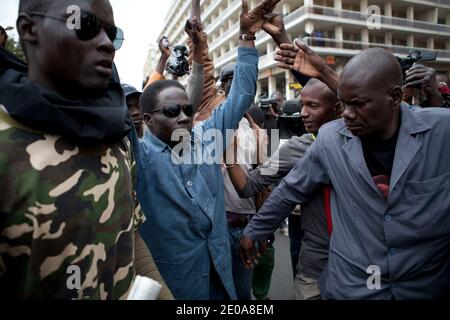 L'activiste de l'opposition et le candidat présidentiel sénégalais Ibrahima Fall se joint aux manifestants lors d'une manifestation organisée par les militants de l'opposition du mouvement M23 opposés à la campagne du président sénégalais Abdoulaye Wade pour un troisième mandat controversé à Dakar, le 15 février 2012, en prévision des élections nationales du 26 février. Des dizaines de policiers ont repoussé les groupes de manifestants de l'opposition qui tentaient de converger dans la banlieue de Medina, tirant plus tard des gaz lacrymogènes alors qu'ils tentaient de commencer la marche vers la place de l'indépendance, au cœur de la ville, sous la conduite du candidat présidentiel Ibrahima FAL Banque D'Images