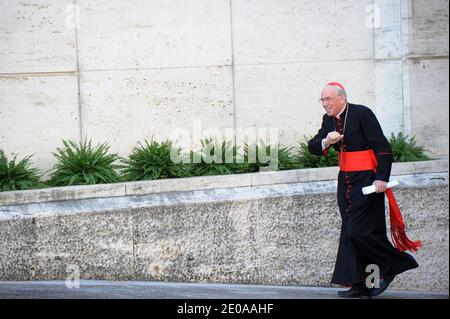 Le cardinal Giovanni Battista Re arrive à une réunion des cardinaux avec le pape Benoît XVI au Vatican le 17 février 2012 un jour avant que le pape nommera 22 nouveaux cardinaux, les princes de l'Église écrevissées en rouge, lors d'une cérémonie de consistoire à la basilique Saint-Pierre. Photo par Eric Vandeville /ABACAPRESS.COM Banque D'Images