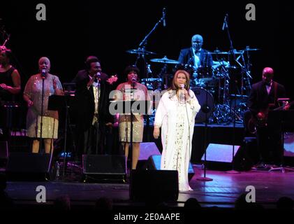 Aretha Franklin vit au radio City Music Hall et rend hommage à Whitney Houston à New York le 17 février 2012. Photos par Morgan Dessalles/ABACAPRESS.COM Banque D'Images