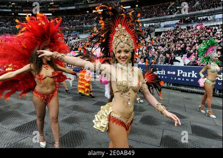 Entrée du ballon de rugby lors du match de rugby Top 14 français, Stade Francais contre Toulon au Stade de France, Saint-Denis près de Paris, France, le 18 février 2012. La correspondance s'est terminée par un tirage de 19-19. Photo de Henri Szwarc/ABACAPRESS.COM Banque D'Images