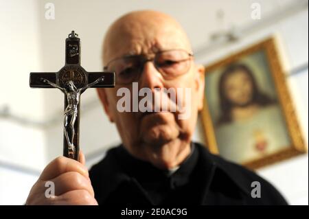 Le Père Gabriele Amorth, exorciste italien, pose dans son bureau à Rome, Italie, le 16 février 2012. Il affirme dans son dernier livre que le pape a participé par inadvertance à un exorcisme de deux hommes. Le prêtre de 87 ans, connu sous le nom d'exorciste du Vatican, écrit dans le dernier Exorciste, mon combat contre Satan d'amener deux hommes, identifiés seulement comme Marco et Giovanni, à un public du Pape Benoît XVI en 2009. Après avoir tremblé, hurlé sur le sol et se cognant la tête, explique Amorth, les hommes ont regardé le pape, de loin, lever la main et offrir une bénédiction. Ils ont cessé de hurler, Banque D'Images