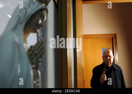 Le Père Gabriele Amorth, exorciste italien, pose dans son bureau à Rome, Italie, le 16 février 2012. Il affirme dans son dernier livre que le pape a participé par inadvertance à un exorcisme de deux hommes. Le prêtre de 87 ans, connu sous le nom d'exorciste du Vatican, écrit dans le dernier Exorciste, mon combat contre Satan d'amener deux hommes, identifiés seulement comme Marco et Giovanni, à un public du Pape Benoît XVI en 2009. Après avoir tremblé, hurlé sur le sol et se cognant la tête, explique Amorth, les hommes ont regardé le pape, de loin, lever la main et offrir une bénédiction. Ils ont cessé de hurler, Banque D'Images