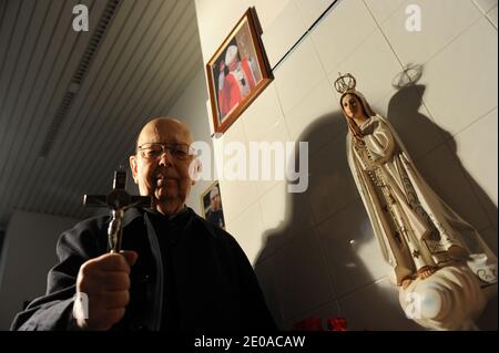 Le Père Gabriele Amorth, exorciste italien, pose dans son bureau à Rome, Italie, le 16 février 2012. Il affirme dans son dernier livre que le pape a participé par inadvertance à un exorcisme de deux hommes. Le prêtre de 87 ans, connu sous le nom d'exorciste du Vatican, écrit dans le dernier Exorciste, mon combat contre Satan d'amener deux hommes, identifiés seulement comme Marco et Giovanni, à un public du Pape Benoît XVI en 2009. Après avoir tremblé, hurlé sur le sol et se cognant la tête, explique Amorth, les hommes ont regardé le pape, de loin, lever la main et offrir une bénédiction. Ils ont cessé de hurler, Banque D'Images