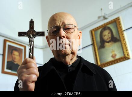 Le Père Gabriele Amorth, exorciste italien, pose dans son bureau à Rome, Italie, le 16 février 2012. Il affirme dans son dernier livre que le pape a participé par inadvertance à un exorcisme de deux hommes. Le prêtre de 87 ans, connu sous le nom d'exorciste du Vatican, écrit dans le dernier Exorciste, mon combat contre Satan d'amener deux hommes, identifiés seulement comme Marco et Giovanni, à un public du Pape Benoît XVI en 2009. Après avoir tremblé, hurlé sur le sol et se cognant la tête, explique Amorth, les hommes ont regardé le pape, de loin, lever la main et offrir une bénédiction. Ils ont cessé de hurler, Banque D'Images