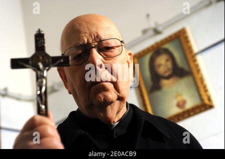 Le Père Gabriele Amorth, exorciste italien, pose dans son bureau à Rome, Italie, le 16 février 2012. Il affirme dans son dernier livre que le pape a participé par inadvertance à un exorcisme de deux hommes. Le prêtre de 87 ans, connu sous le nom d'exorciste du Vatican, écrit dans le dernier Exorciste, mon combat contre Satan d'amener deux hommes, identifiés seulement comme Marco et Giovanni, à un public du Pape Benoît XVI en 2009. Après avoir tremblé, hurlé sur le sol et se cognant la tête, explique Amorth, les hommes ont regardé le pape, de loin, lever la main et offrir une bénédiction. Ils ont cessé de hurler, Banque D'Images