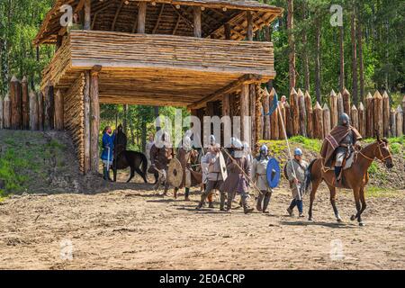 Cedynia, Pologne, juin 2019 Chieftain mène ses guerriers à la guerre. Reconstitution historique de la bataille de Cedynia entre la Pologne et l'Allemagne, XIe siècle Banque D'Images