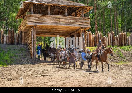 Cedynia, Pologne, juin 2019 Chieftain mène ses guerriers à la guerre. Reconstitution historique de la bataille de Cedynia entre la Pologne et l'Allemagne, XIe siècle Banque D'Images