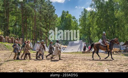 Cedynia Pologne juin 2019 Chieftain et les guerriers passant le camp de tentes. Reconstitution historique de la bataille de Cedynia entre la Pologne et l'Allemagne du XIe siècle Banque D'Images