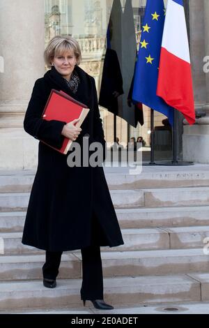 Nadine Morano, ministre française en charge de l'apprentissage et de la formation professionnelle, quitte le conseil de cabinet hebdomadaire à l'Elysée Palace à Paris, le 22 février 2012. Photo de Stephane Lemouton/ABACAPRESS.COM Banque D'Images