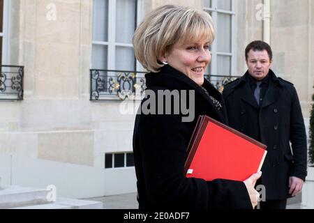 Nadine Morano, ministre française en charge de l'apprentissage et de la formation professionnelle, quitte le conseil de cabinet hebdomadaire à l'Elysée Palace à Paris, le 22 février 2012. Photo de Stephane Lemouton/ABACAPRESS.COM Banque D'Images