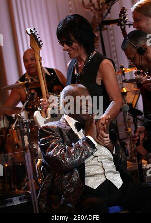 Le guitariste Jeff Beck salue la légende du blues B.B. King à un spectacle avec une troupe de stars lors d'un événement de la Maison Blanche intitulé dans Performance à la Maison Blanche: Red, White and Blues à Washington, DC, le 21 février 2012. Dans le cadre de la série In Perfomance, des légendes musicales et des artistes de premier plan contemporains ont été invités à se produire à la Maison Blanche pour une célébration de la musique Blues et en reconnaissance du mois de l'histoire des Noirs. Le programme comprenait des représentations de Troy 'Trombone Shorty' Andrews, Gary Clark, Jr., Shemekia Copeland, Buddy Guy, Warren Haynes, Mick Jagger, Keb Mo, Susan Tedeschi et Derek tr Banque D'Images