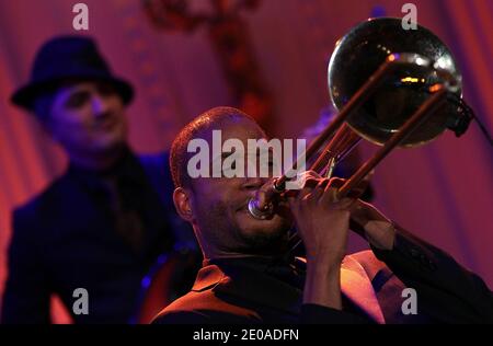 Troy 'Trombone Shorty' Andrews se produit avec une troupe de stars lors d'un événement de la Maison Blanche intitulé dans Performance at the White House: Red, White and Blues à Washington, DC, le 21 février 2012. Dans le cadre de la série In Perfomance, des légendes musicales et des artistes de premier plan contemporains ont été invités à se produire à la Maison Blanche pour une célébration de la musique Blues et en reconnaissance du mois de l'histoire des Noirs. Le programme comprenait des représentations de Troy 'Trombone Shorty' Andrews, Gary Clark, Jr., Shemekia Copeland, Buddy Guy, Warren Haynes, Mick Jagger, Keb Mo, Susan Tedeschi et Derek Trucks, avec Taraji P. Henson Banque D'Images