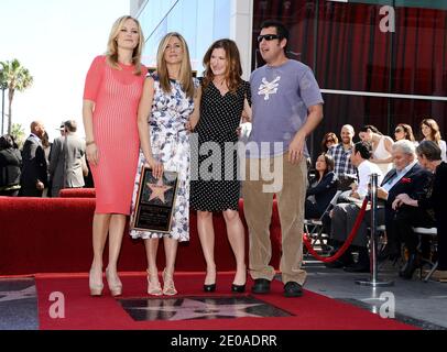 Jennifer Aniston est honorée d'une étoile sur le Hollywood Walk of Fame pose avec Malin Akerman, Kathryn Hahn et Adam Sandler en face du W Hotel. Los Angeles, CA, États-Unis le 22 février 2012. Photo de Lionel Hahn/ABACAPRESS.COM Banque D'Images